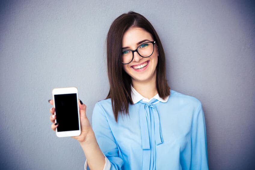 スマホを持つ女性