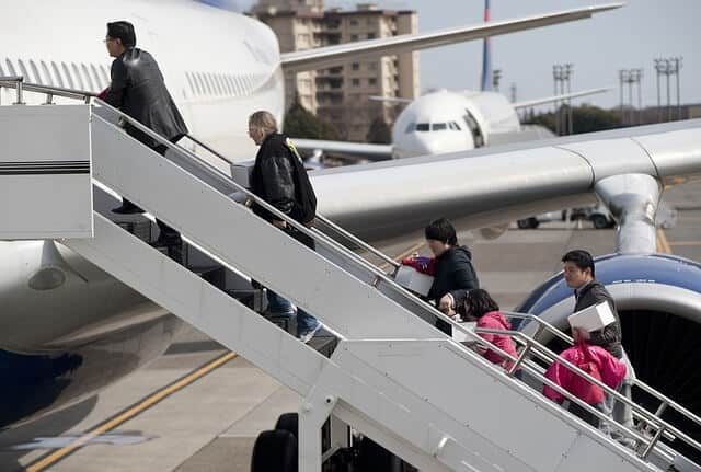飛行機に搭乗する搭乗客