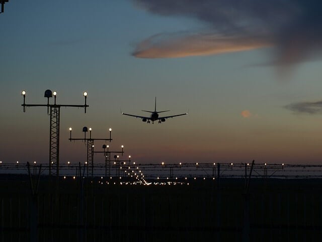 夕焼けに写る飛行機