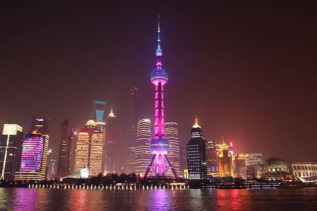 上海のネオン輝く夜景