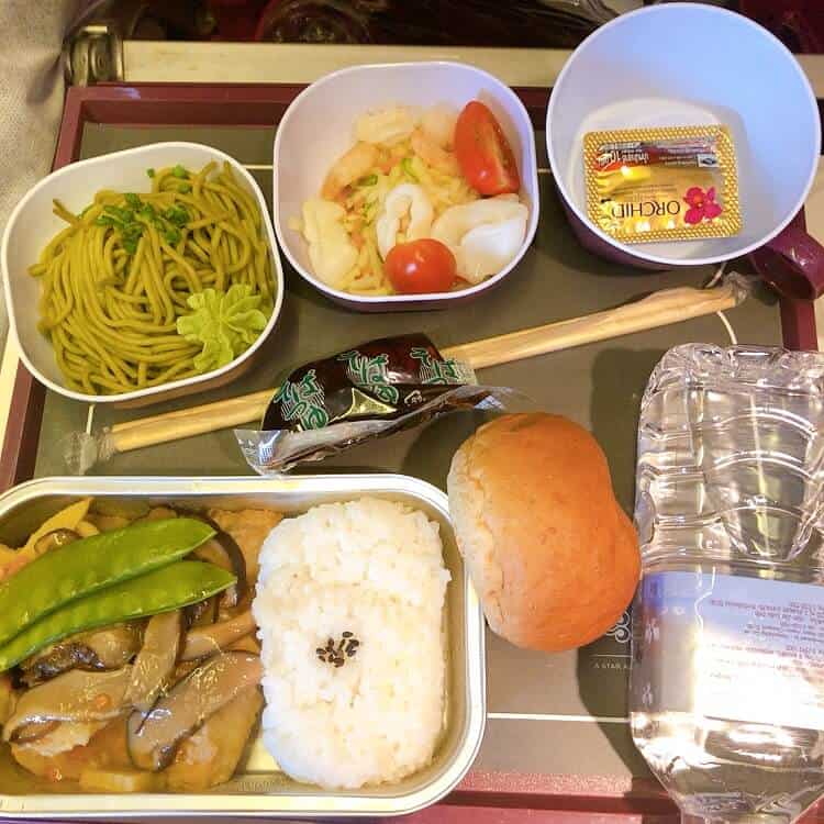 バンコク→羽田路線で提供された魚料理の機内食