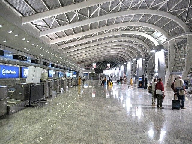 空港チェックインカウンター