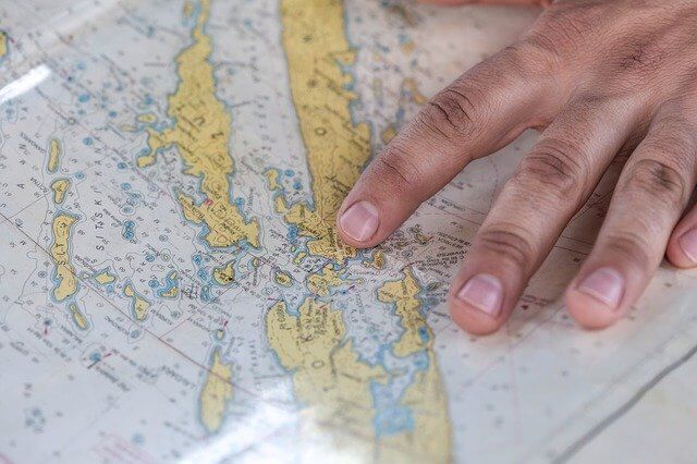 地図を眺めている様子