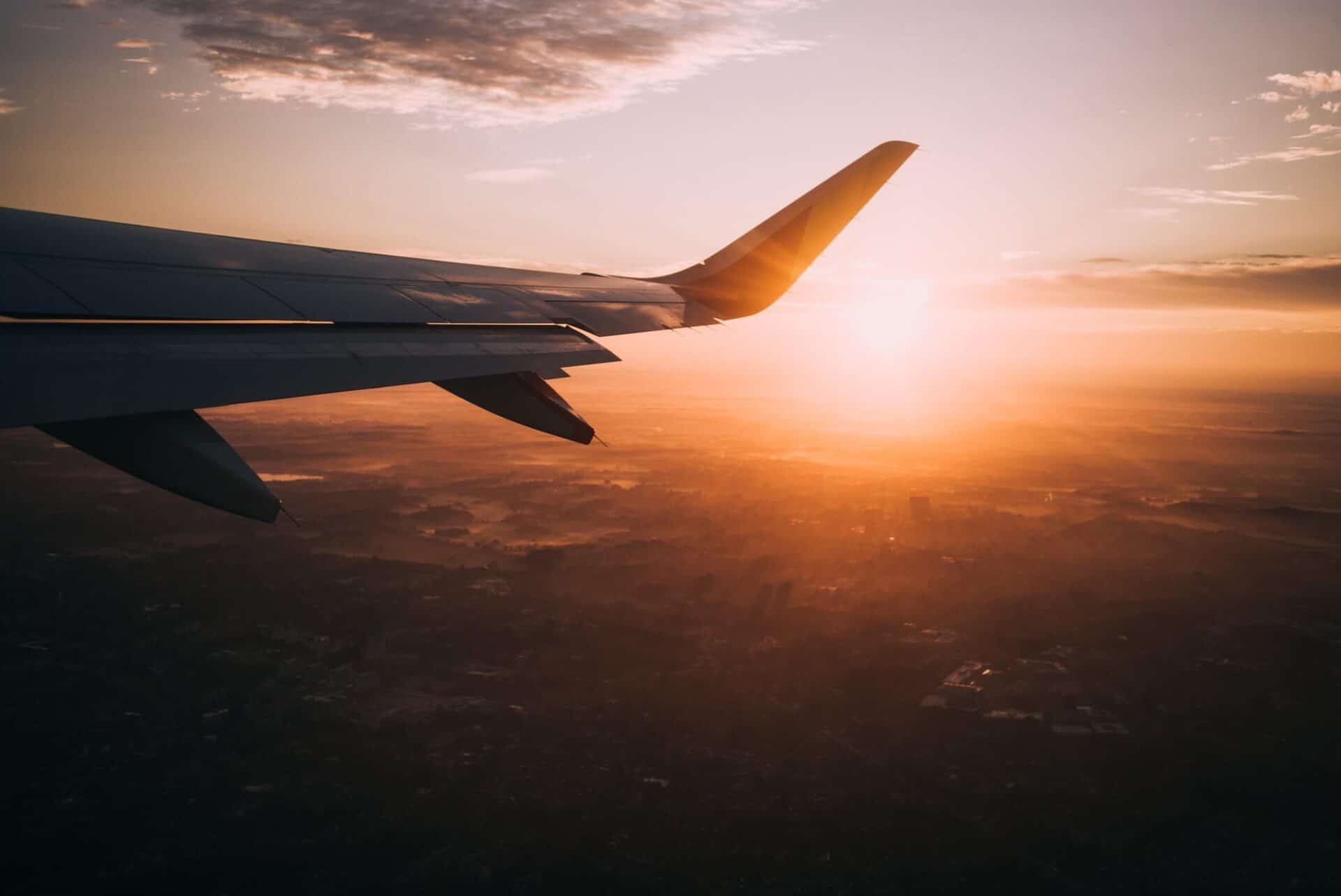 上空で撮影された飛行機の翼