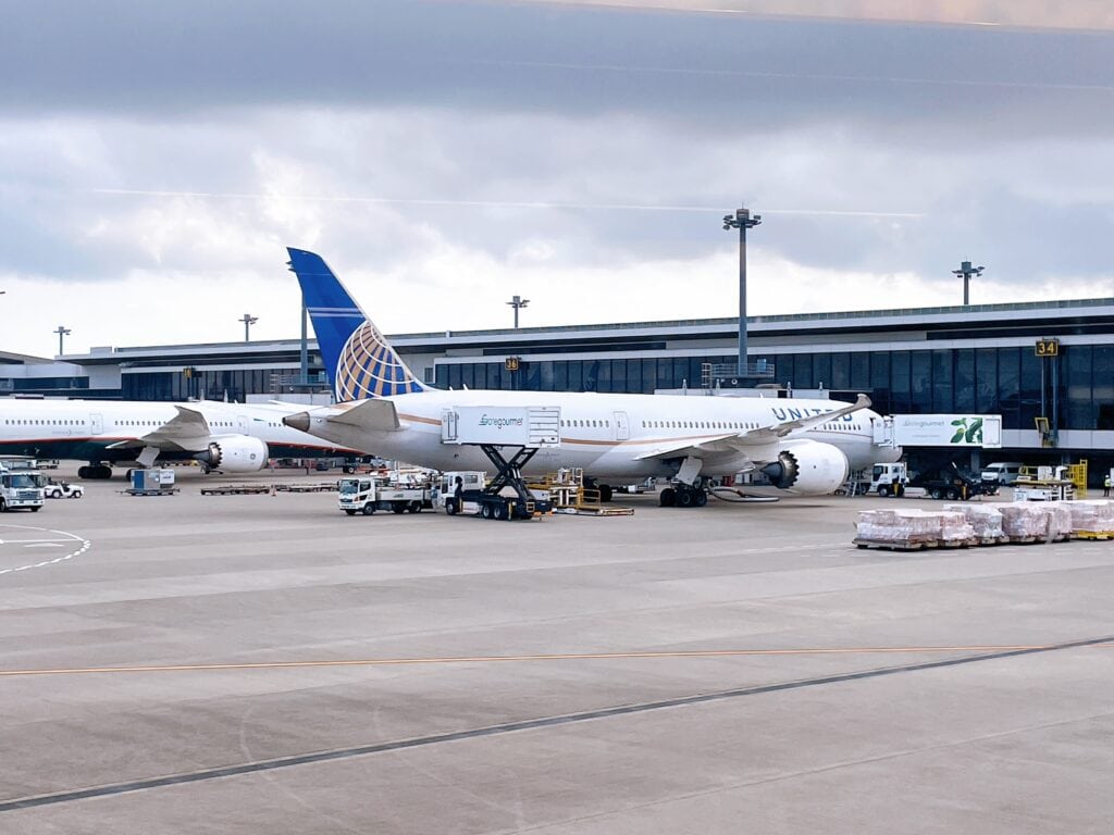 成田空港に駐機するユナイテッド航空