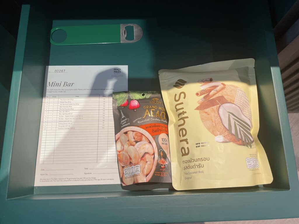 スナック。