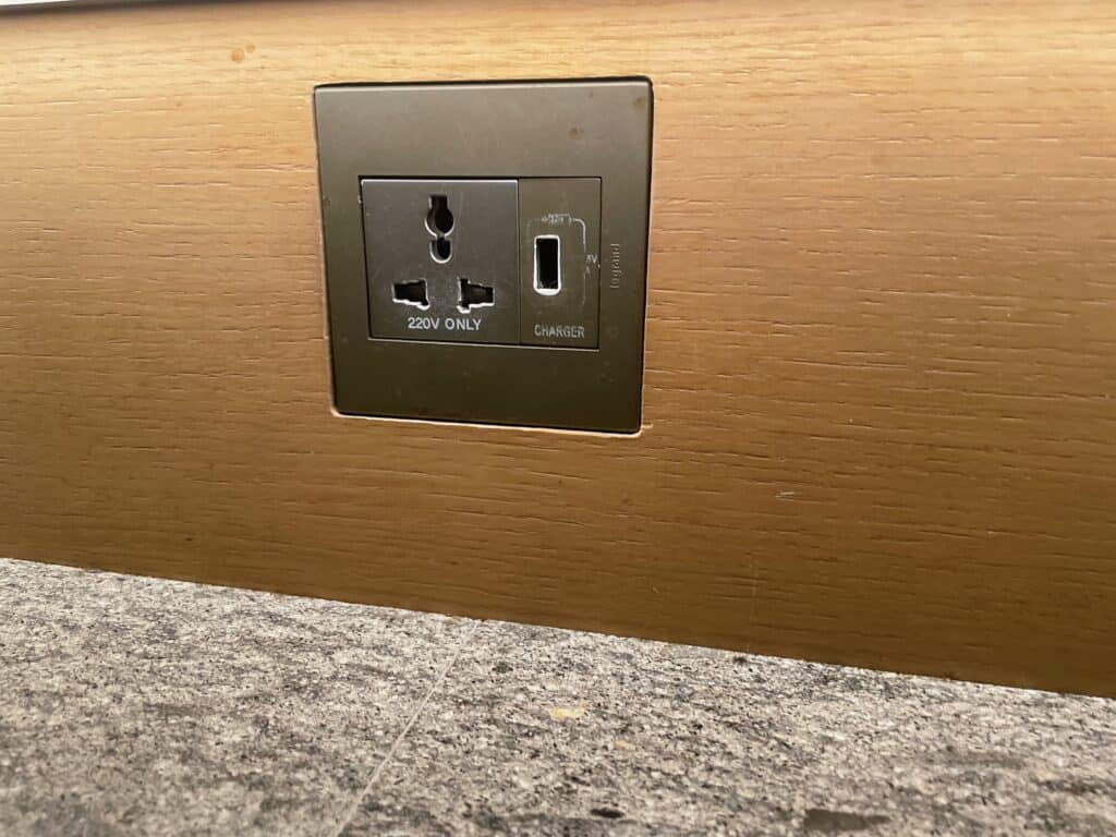 充電プラグ