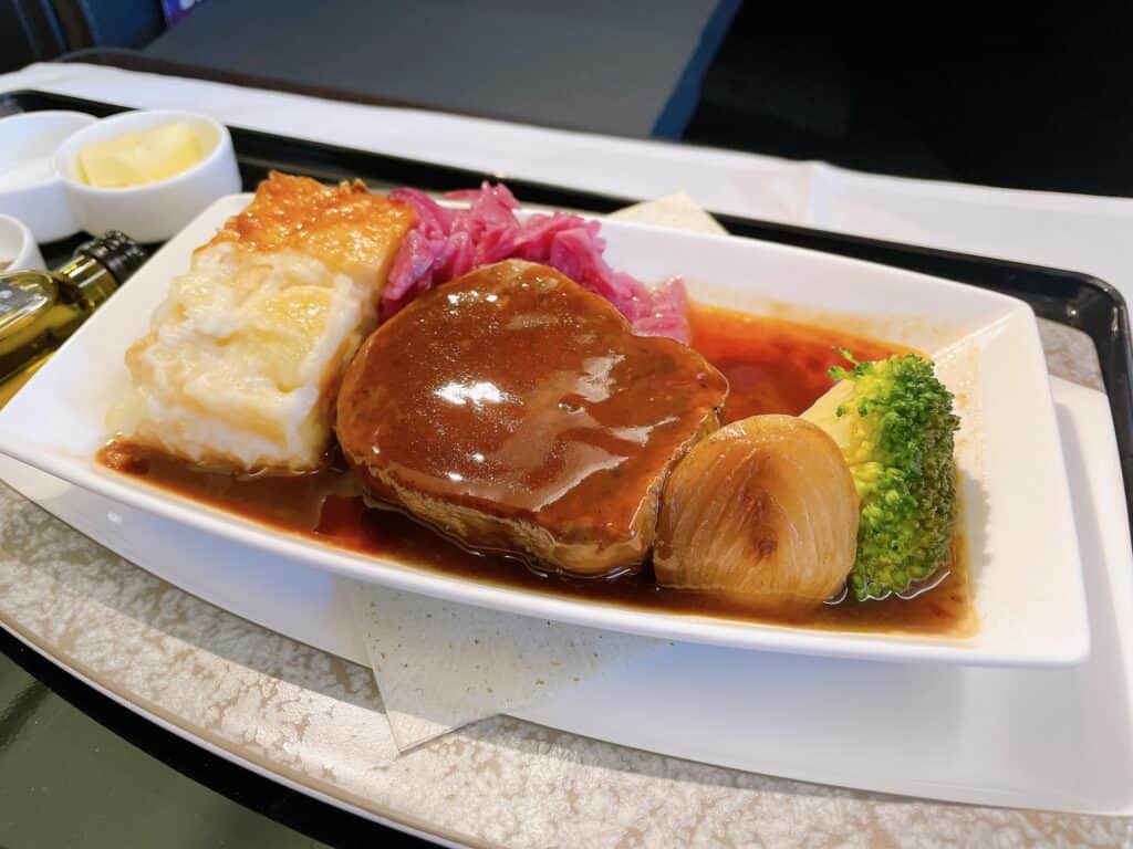 羽田→ロンドン線のビジネスクラス機内食で提供されるフィレ肉